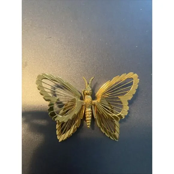 Vintage Signed MONET Gold Tone Wire Work Butterfly Brooch Pin 3D - Picture 4 of 6